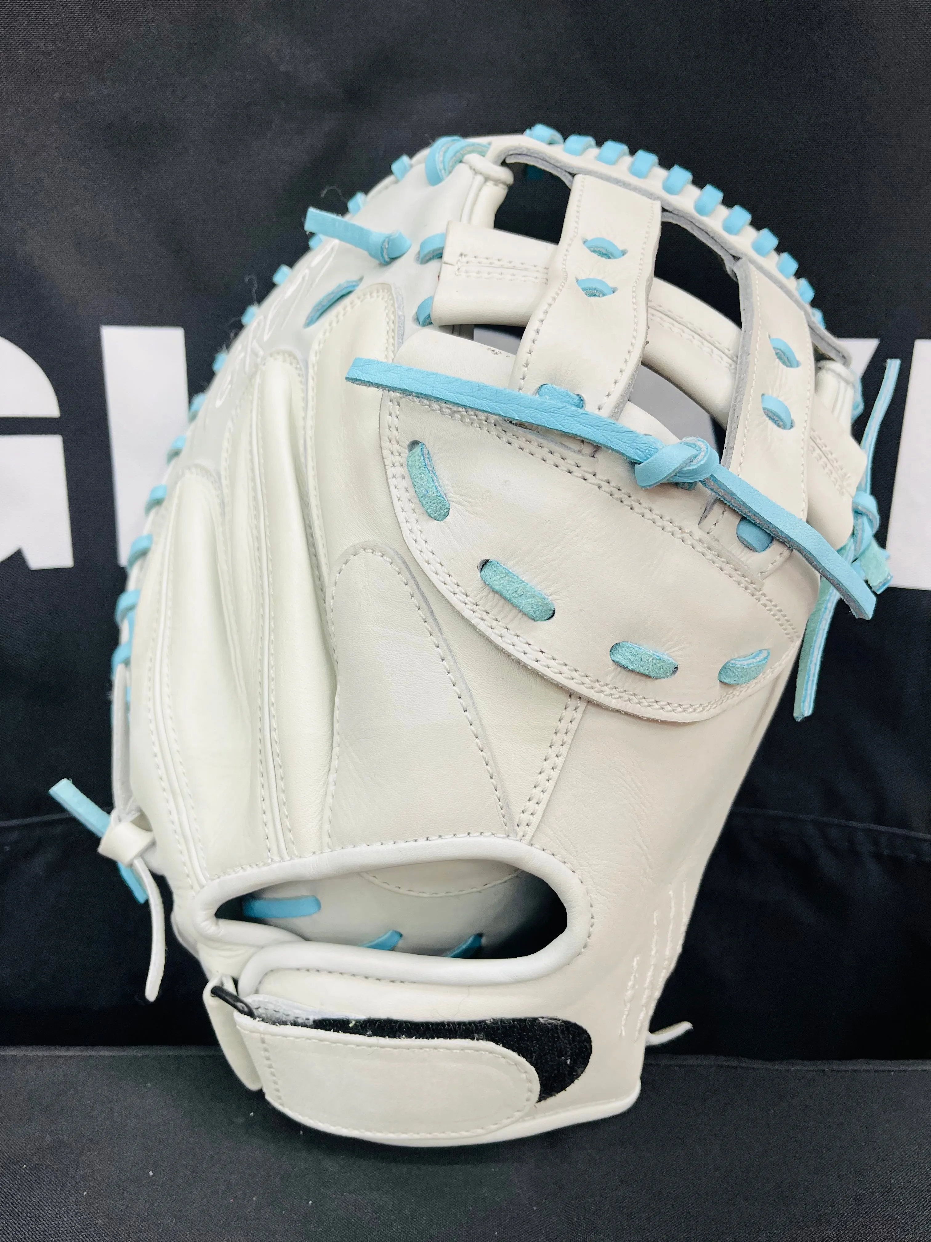 CUB 33" RHT CATCHERS MITT CAROLINA BLUE LACE